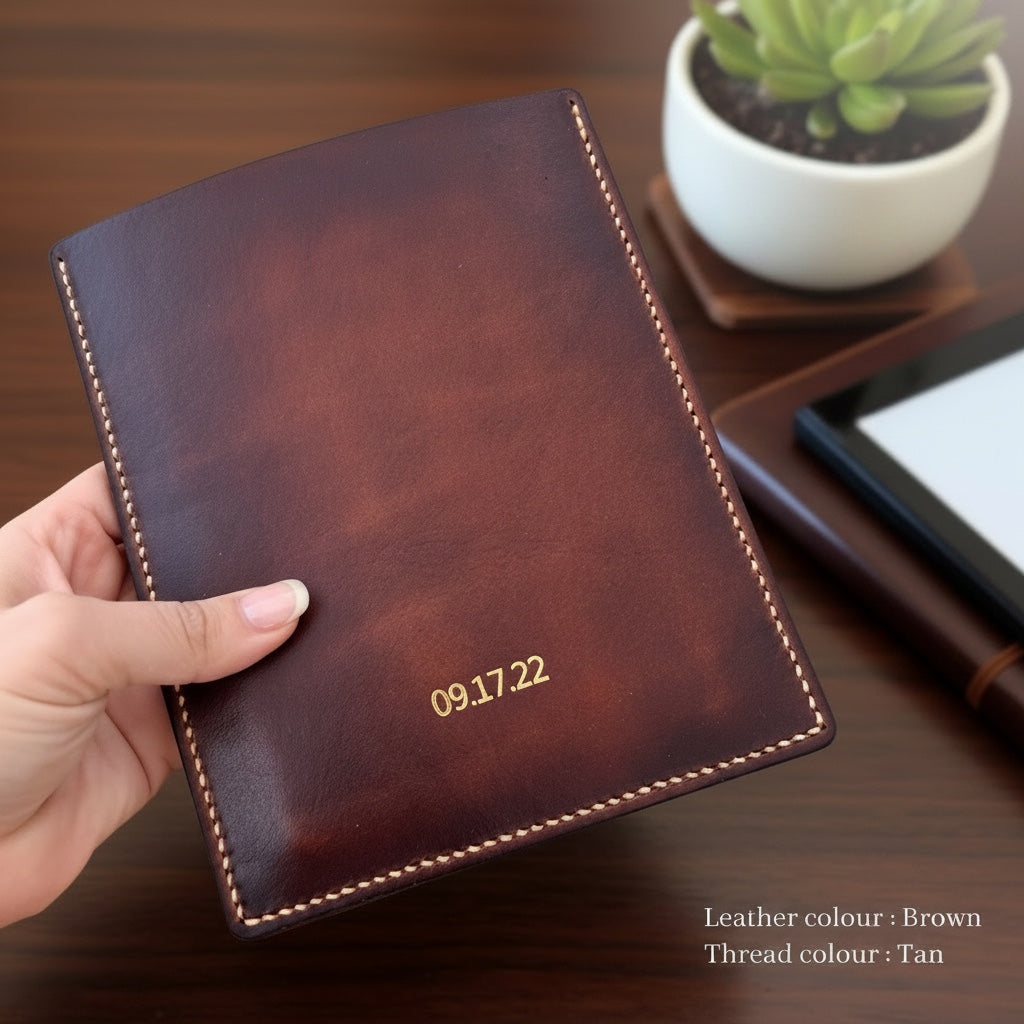 Azzohandmade brown full grain leather sleeve for Kobo e-readers, hand-stitched with tan thread. Features gold embossed date.